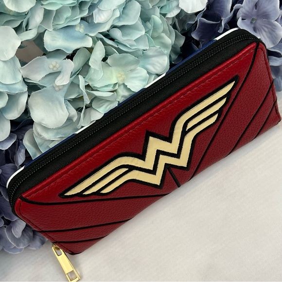 DC Comics Wonder Woman Double Sided Clutch Wallet - Picture 4 of 16